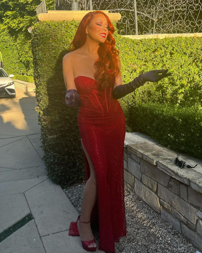 Diva đình đám Mariah Carey diện váy đỏ ôm sát sexy, cosplay nhân vật hoạt hình gợi cảm Jessica Rabbit