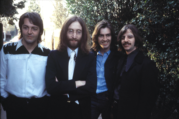 Ca khúc cuối cùng của The Beatles vừa được ra mắt sau 45 năm, giọng hát John Lennon vang lên gây nổi da gà