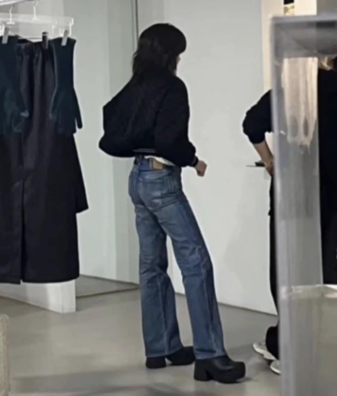 Lisa được bắt gặp thảnh thơi đi mua sắm tại Seoul...