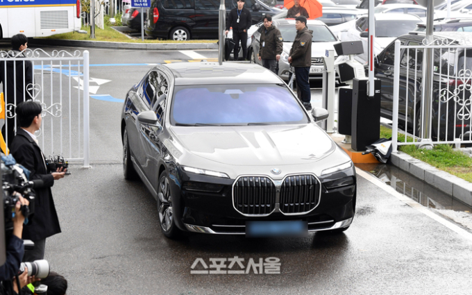 G-Dragon đi xe sang trình diện cảnh sát vì bê bối ma tuý: Nụ cười nhếch mếp gây tranh cãi, 150 người được điều động đảm bảo an ninh