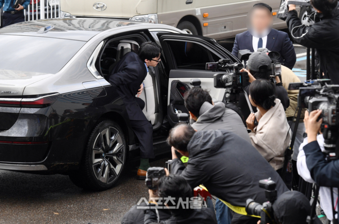 G-Dragon đi xe sang đến trình diện cảnh sát