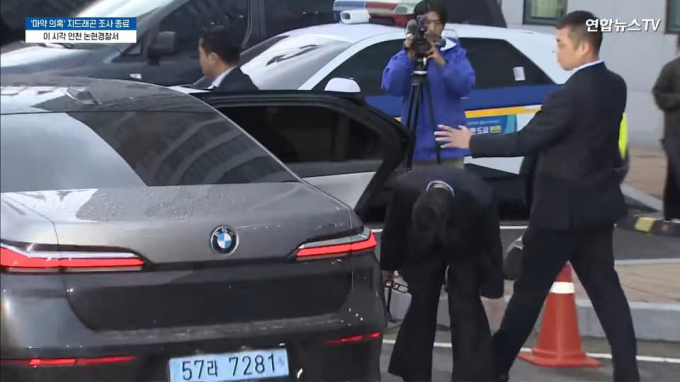 Thủ lĩnh BIGBANG còn cúi người 90 độ để chào phóng viên
