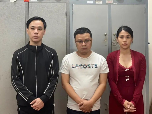 Huỳnh Thanh Thuận (bìa trái) cùng 2 đồng phạm bị bắt vì hành vi Môi giới mại dâm