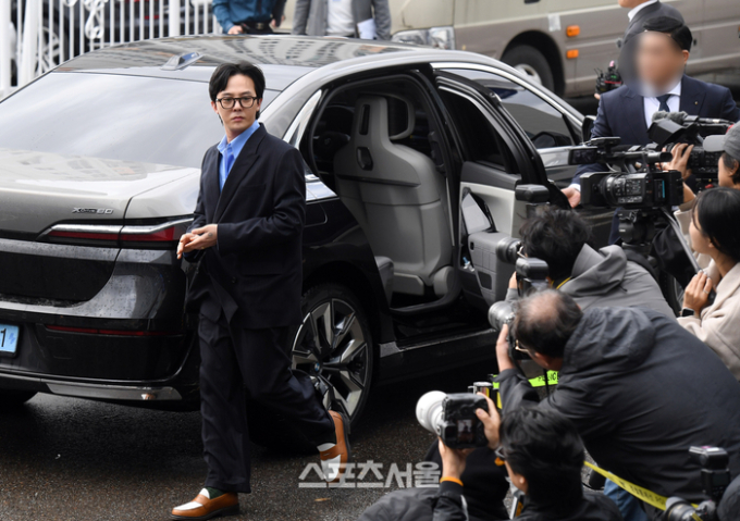 G-Dragon lái xe BMW có giá gần 4 tỷ đi trình diện cảnh sát
