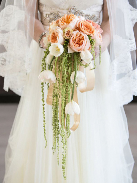 Với bó hoa có thiết kế này, cô dâu phải hướng phần hoa rơi về phía chính diện để tạo hiệu ứng như thác nước đang đổ (Ảnh minh hoạ)