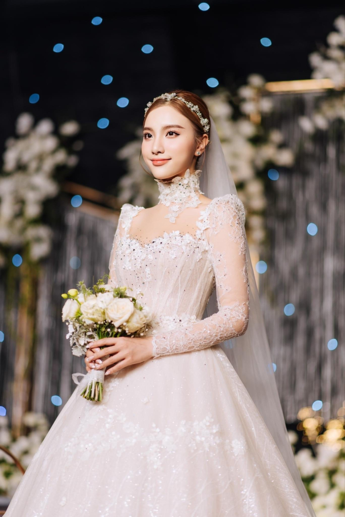 Vào tháng 12/2022, Hạnh Sino đã lên xe hoa, đám cưới được tổ chức ở Hà Nội