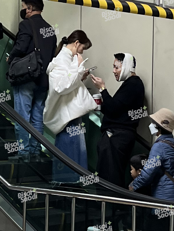 Phát hiện Trấn Thành và Hari Won ở ga tàu điện Hàn Quốc. Nam MC quấn băng từ cổ đến đỉnh đầu