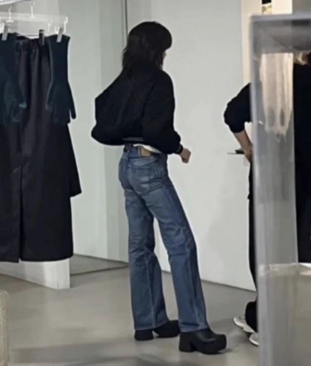 Lisa được bắt gặp đi shopping tại Hàn giữa ồn ào 