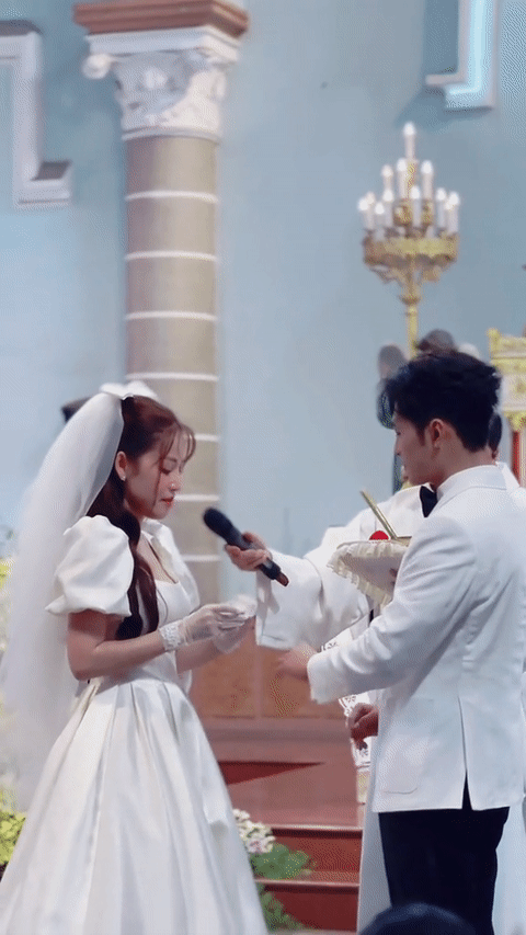Cô dâu suýt rơi nhẫn khi vừa đọc lời thề nguyện vừa trao nhẫn cho Gin Tuấn Kiệt 
