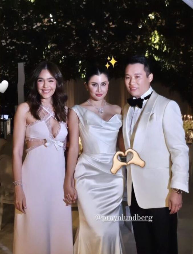 Bà hoàng showbiz Thái Chompoo Araya cười tươi khi đến dự đám cưới cô bạn thân