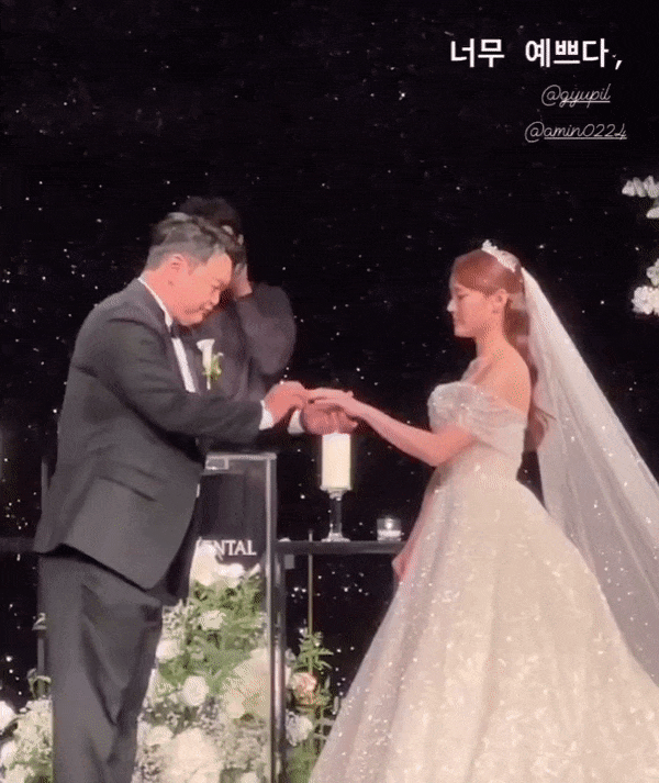 Đám cưới sao Hạ cánh nơi anh và nữ ca sĩ kém 9 tuổi: Cô dâu chú rể hôn ngọt lịm, Ahn Bo Hyun cùng nam thần Vincenzo đổ bộ