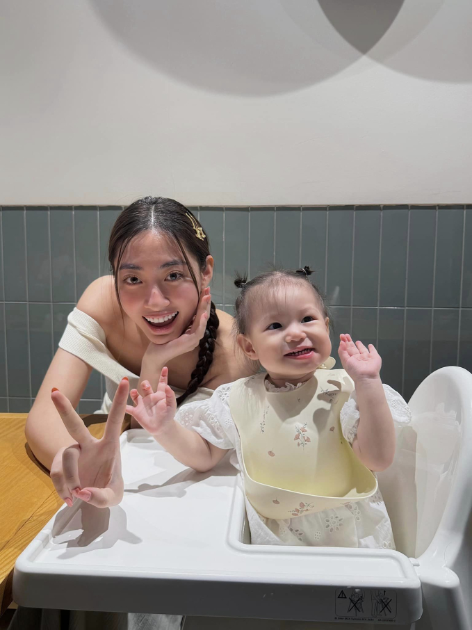 Hoa hậu Lương Thuỳ Linh nhí nhảnh trong lần đầu được gặp em bé hot nhất nhì mạng xã hội 