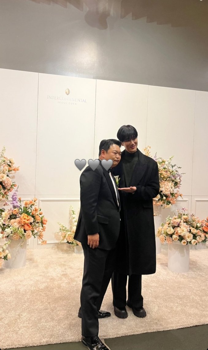Tài tử Ahn Bo Hyun gây ấn tượng với chiều cao nổi bật trong khung hình với chú rể Ko Kyu Pil. Bên cạnh đó, nam diễn viên còn ghi điểm với thần thái rạng ngời và nụ cười tỏa nắng trước ống kính