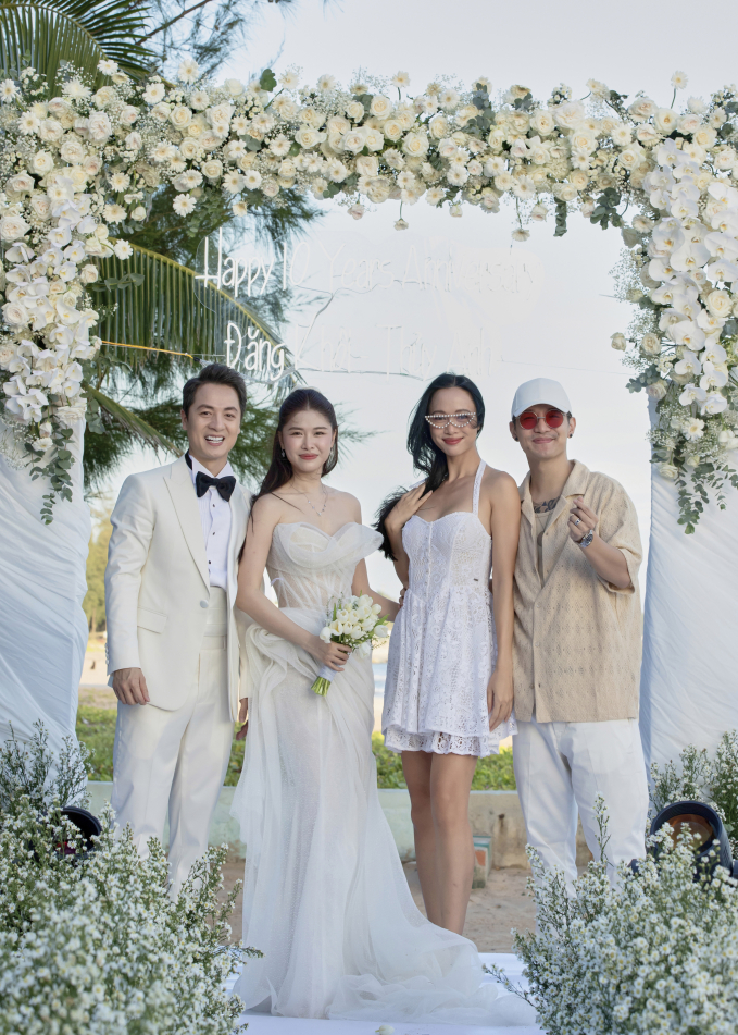 Vợ chồng Cường Seven - Vũ Ngọc Anh xuất hiện tại lễ kỷ niệm ngày cưới của đàn anh