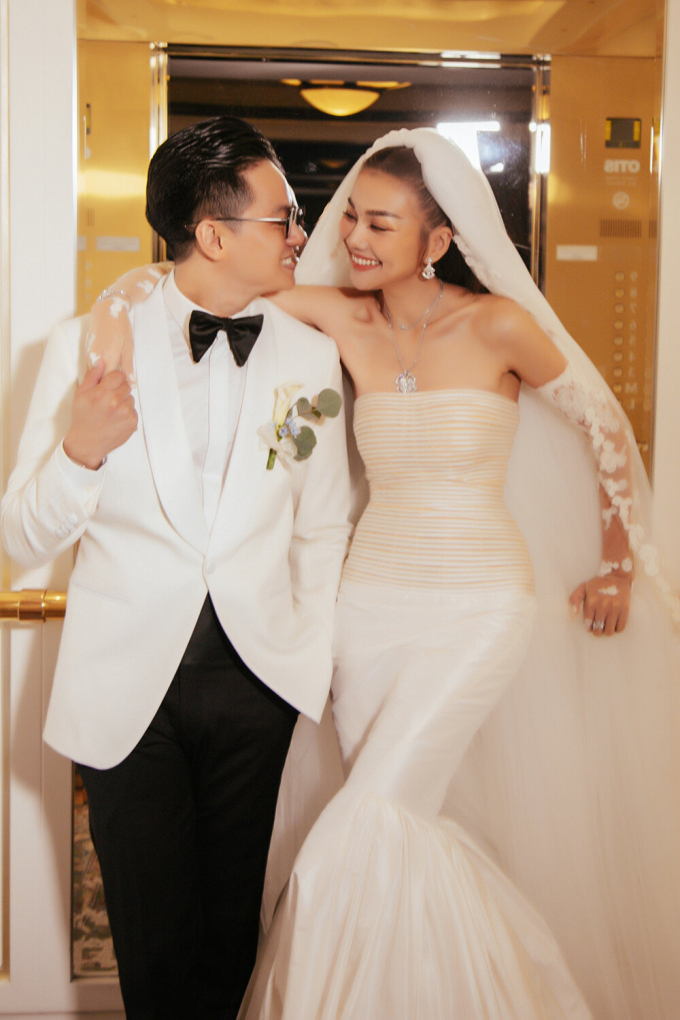 Siêu mẫu Thanh Hằng đã làm đám cưới với nhạc trưởng Trần Nhật Minh vào ngày 22/10 tại thành phố Hồ Chí Minh