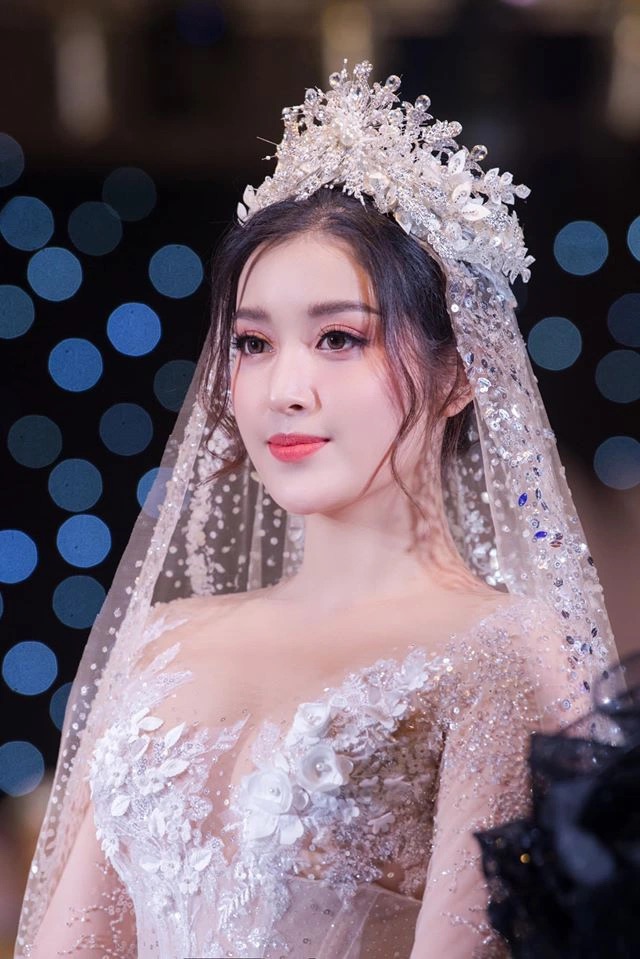 Á hậu Huyền My vướng nghi vấn chuẩn bị lên xe hoa khi đăng tải hình ảnh xinh đẹp mặc váy cô dâu 