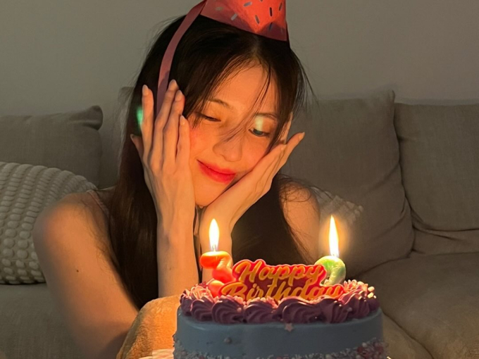   Han So Hee đội mũ sinh nhật, nở nụ cười nhẹ nhàng đón sinh nhật sớm tuổi 30. Vẻ mặt ngại ngùng pha nét dễ thương của nữ diễn viên khiến nhiều người thích thú  