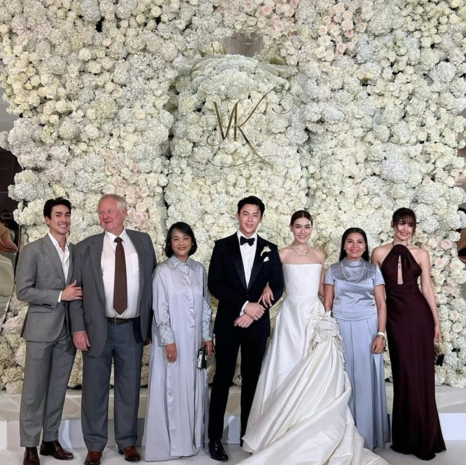   Trước Janie Tienphosuwan, Yaya Urassaya cũng từng bị một bộ phận cư dân mạng chê trách vì diện bộ đầm tối màu đến dự hôn lễ Mark Prin - Kimmy  