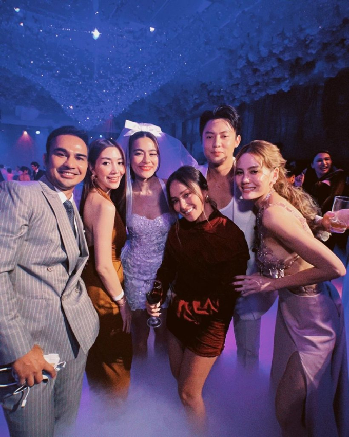   Trong khung hình chụp chung cùng cô dâu chú rể và các vị khách mời khác, Janie Tienphosuwan hoàn toàn chiếm spotlight với trang phục hở bạo  