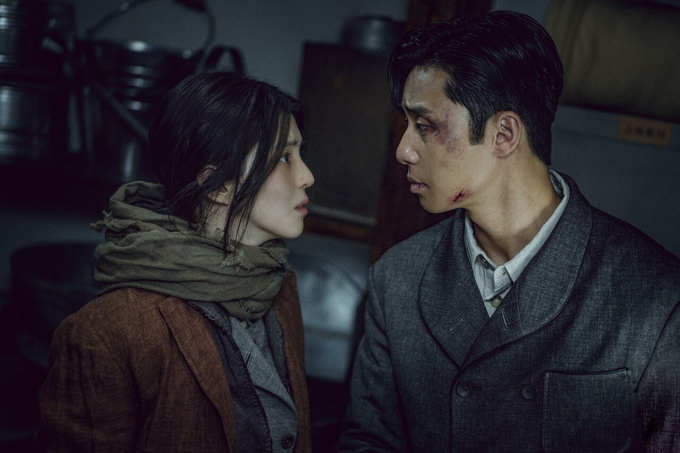   Ngoài ra, vào tháng 12 sắp tới, khán giả sẽ được gặp lại nữ diễn viên trên Netflix qua dự án Gyeongseong Creature, hợp tác cùng nam diễn viên điển trai Park Seo Joon  