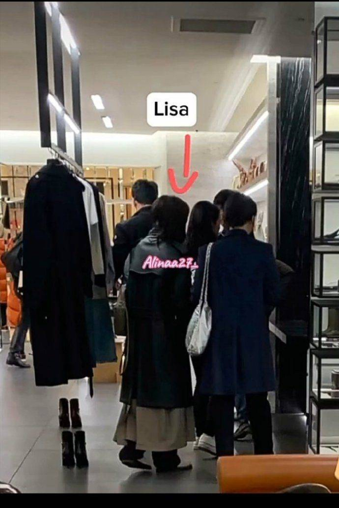 Lisa đi mua sắm tại cửa hàng của gia đình Frédéric trước khi dự tiệc sinh nhật bạn trai tin đồn