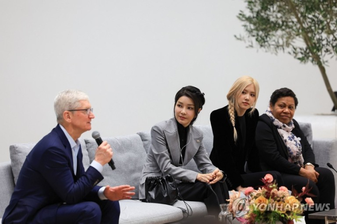 Visual nổi bật của mỹ nhân BLACKPINK và Đệ nhất phu nhân Hàn Quốc Kim Keon Hee đã trở thành chủ đề nóng trên mạng xã hội xứ kim chi, khiến netizen không khỏi xuýt xoa. Nữ idol sinh năm 1997 còn gây ấn tượng đặc biệt với công chúng nhờ dáng vẻ tự tin trong sự kiện có sự góp mặt của nhiều vị lãnh đạo cấp cao