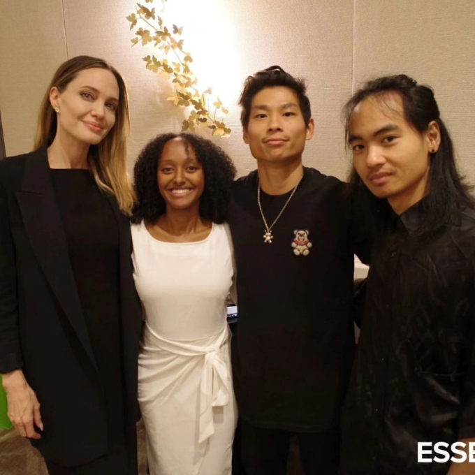 4 thành viên trong gia đình Angelina Jolie đã chụp lại bức hình kỷ niệm vào ngày đặc biệt của Zahara. Đặc biệt, diện mạo ngày càng trưởng thành của Pax Thiên đã ngay lập tức trở thành tâm điểm