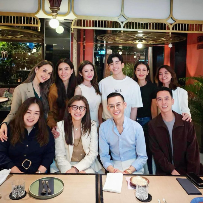   Nonkul Chanon ăn tối cùng bạn bè của Aff Taksaorn, trong đó có những cái tên quyền lực như Anne Thongprasom, Cherry Khemupsorn hay Myria Benedetti… Cặp đôi tỏ ra thoải mái khi đứng cạnh nhau và chụp ảnh cùng mọi người  