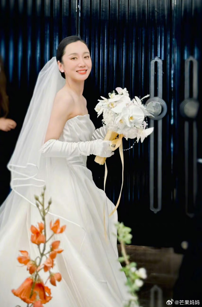   Đổng Tình xuất hiện xinh đẹp và dịu dàng trong bộ váy cưới trắng tinh. Visual của cô dâu nhận được nhiều lời khen từ netizen xứ Trung. Nữ diễn viên luôn nở nụ cười tươi và không giấu được niềm hạnh phúc khi kết hôn ở tuổi 35.  
