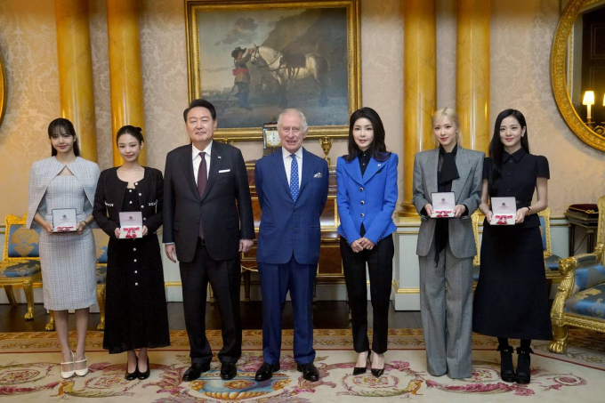 BLACKPINK vinh dự đứng chung khung hình cùng Vua Charles III, Tổng thống Hàn Quốc Yoon Suk Yeol và Phu nhân Tổng thống Kim Kun Hee 
