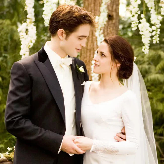 Kristen Stewart bỗng dự sinh nhật Robert Pattinson dù không được mời, thái độ ra sao trong lần tái hợp 10 năm sau bê bối ngoại tình?