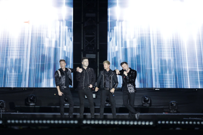 Concert Westlife tại TP.HCM ngày 2: Hàng chục nghìn fan lấp kín SVĐ, khán giả in lời hát theo cực nhiệt!