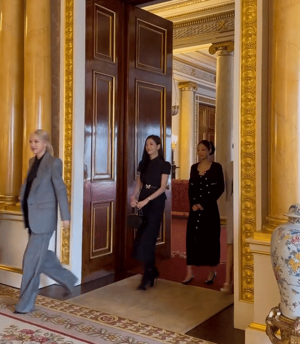 BLACKPINK xuất hiện đầy quyền lực nhưng không kém phần quyến rũ trong buổi trao tặng huân chương tại Cung điện Buckingham