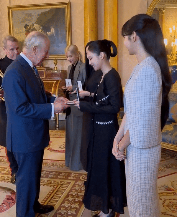   Các cô gái nhà YG vinh dự nhận huân chương “thành viên danh dự Đế quốc Anh