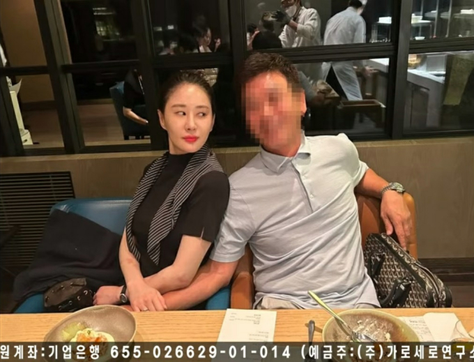 Wikitree vừa công bố 2 hình ảnh của nhân tình Lee Sun Kyun