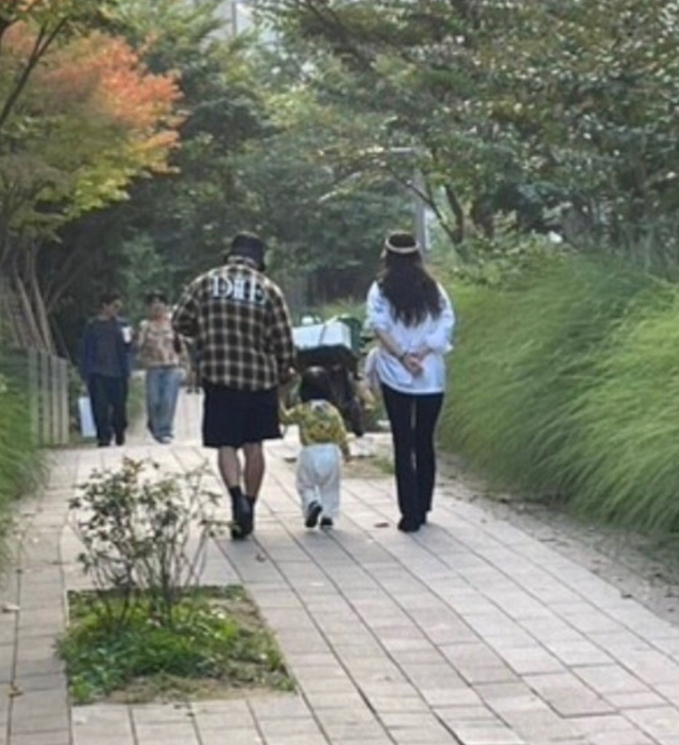 Taeyang đi dạo cùng bà xã Min Hyo Rin và con trai gần 2 tuổi trong buổi chiều 22/11. Hình ảnh này ngay lập tức trở nên viral trên mạng xã hội xứ Hàn vào tối cùng ngày