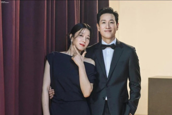 Lee Sun Kyun giấu vợ (diễn viên Jeon Hye Jin) vay nóng 350 triệu won (6,5 tỷ đồng) để đưa cho Kim Nam Hee sau khi bị người phụ nữ này tống tiền