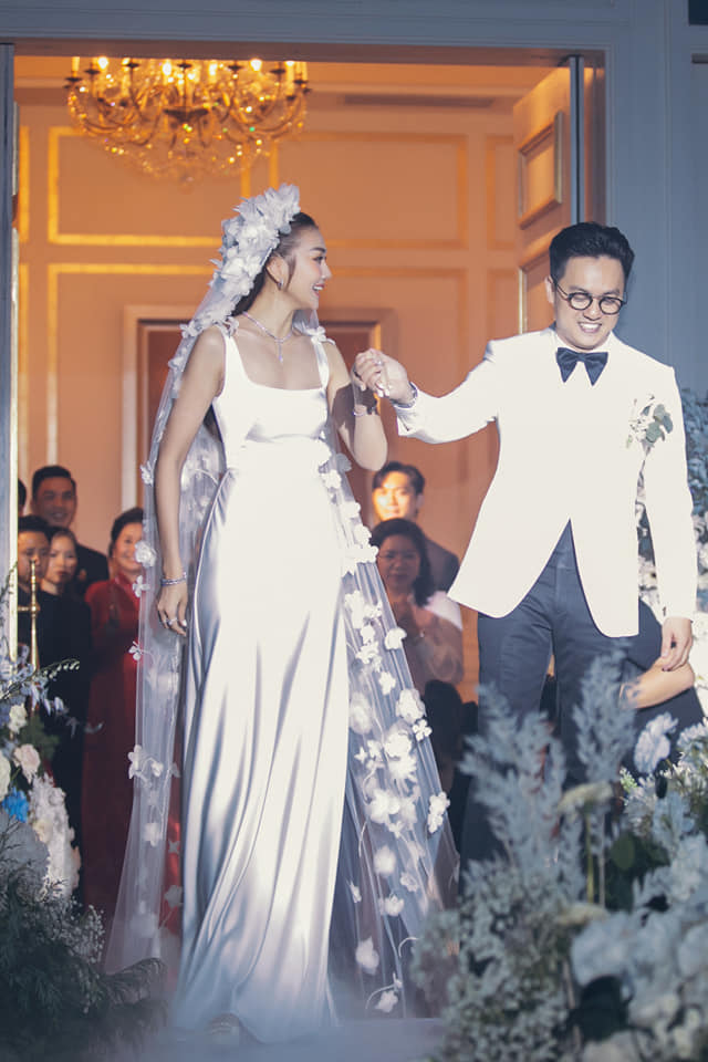 Sau thời gian hẹn hò kín tiếng, Thanh Hằng và nhạc trưởng Trần Nhật Minh tổ chức đám cưới vào tháng 10/2023