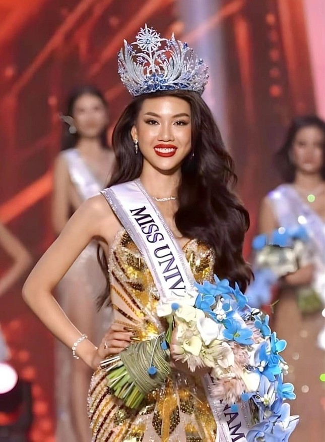 Tổ chức Miss Universe Vietnam từng thông tin Hoa hậu Bùi Quỳnh Hoa chỉ sử dụng bóng cười 1 lần năm 18 tuổi sau đó không tái phạm 