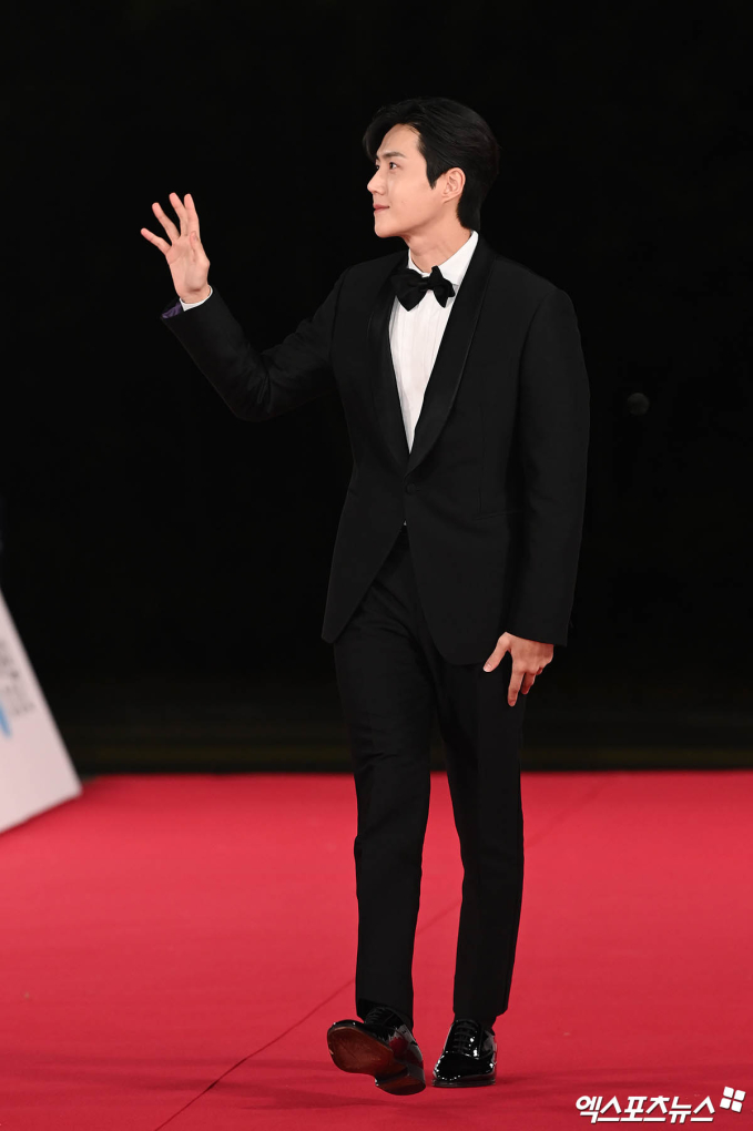 Kim Seon Ho thu hút mọi ánh nhìn với thân hình chuẩn như người mẫu, vẻ bảnh bao và phong độ trên thảm đỏ Rồng Xanh