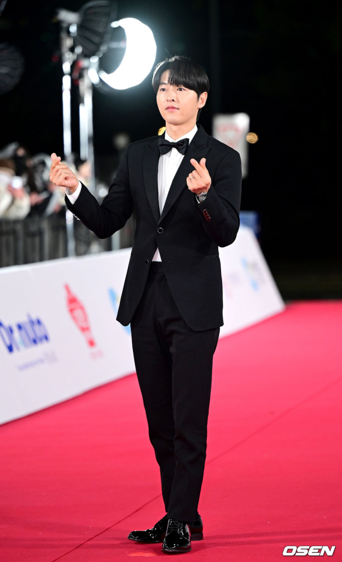 Song Joong Ki nổi bần bật với thân hình cao lớn cùng vẻ điển trai, phong độ đầy cuốn hút trên thảm đỏ Rồng Xanh danh giá