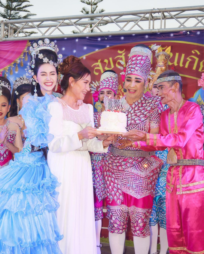   Mai Davika tổ chức sinh nhật cho mẹ ruột tại biệt thự 200 triệu baht (khoảng 138 tỷ đồng)  