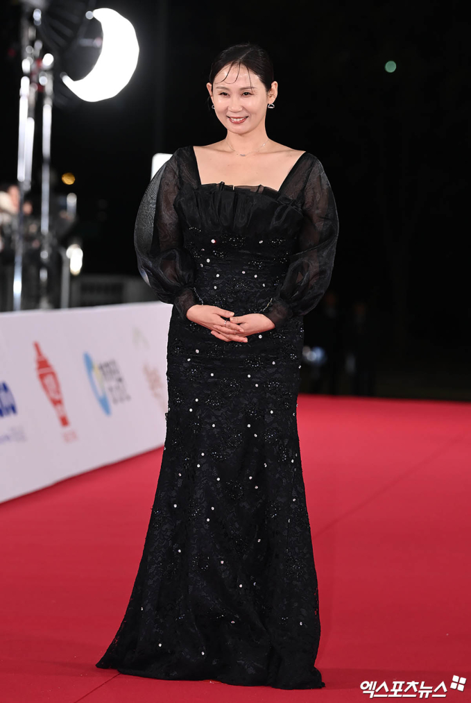 Nữ diễn viên Hạ Cánh Nơi Anh - Kim Sun Young quý phái, nhẹ nhàng trong chiếc váy đen lấp lánh