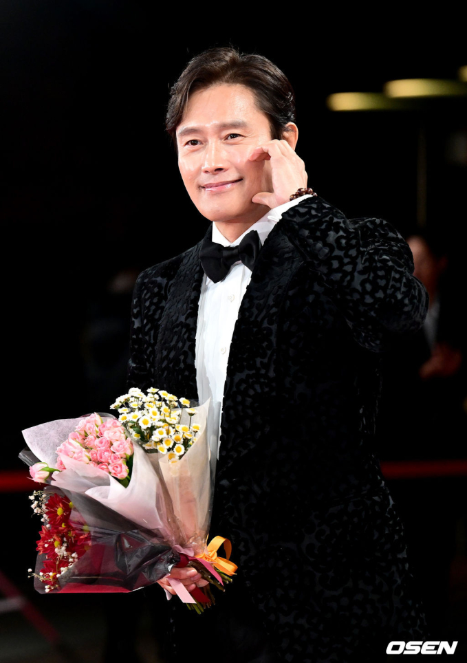 Lee Byung Hun lịch lãm trên thảm đỏ Rồng Xanh. Tài tử sắp lên chức bố lần 2 ở tuổi 53