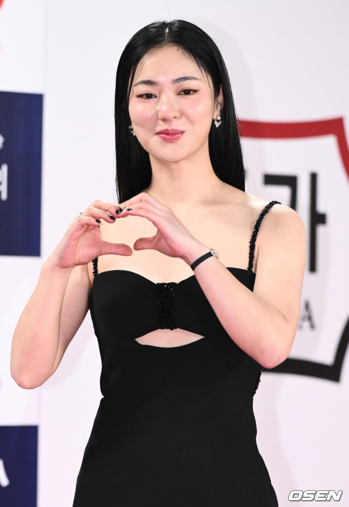 Jeon Yeo Bin diện váy đen cắt xẻ đơn giản nhưng khá gợi cảm