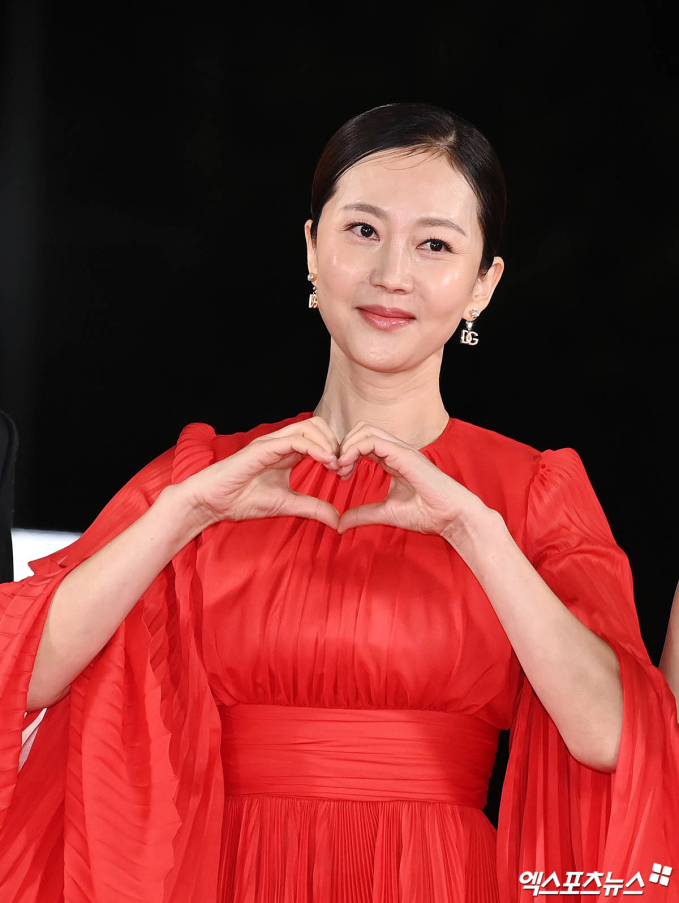 Á hậu Hàn Quốc 1991 Yeom Jung Ah nổi bật trong chiếc váy đỏ rực rỡ