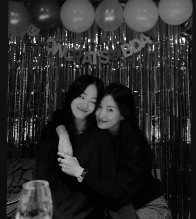Người mẫu Shin Hyun Ji cũng tới chúc mừng sinh nhật mỹ nhân The Glory. Bạn thân Jennie không giấu nổi niềm hạnh phúc khi được đàn chị khoác vai thân thiết