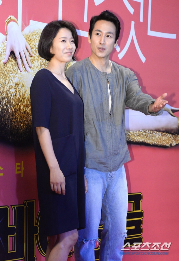 Lee Sun Kyun kết hôn với diễn viên Jeon Hye Jin từ năm 2009