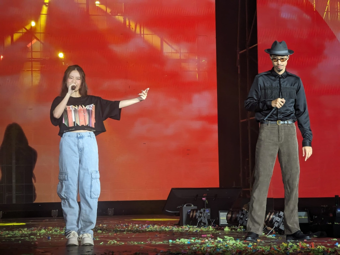 Đen Vâu diễn cùng Hoàng Thùy Linh trong Vietnamese Concert ca khúc Miền Đất Hứa.