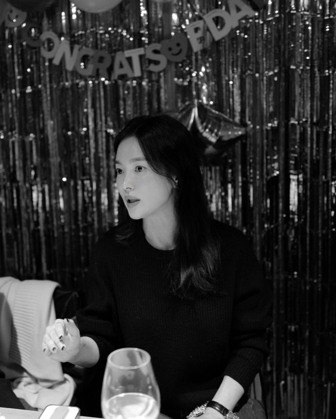 Song Hye Kyo vừa đón sinh nhật đầy ý nghĩa bên những người chị em thân thiết. Trong loạt ảnh chưa chỉnh sửa, nữ diễn viên sinh năm 1981 nhận về nhiều lời khen ngợi nhờ nhan sắc mặn mà, cuốn hút